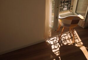 Szybkie sposoby na rozświetlenie ciemnego pokoju